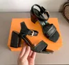 Designer Tacchi alti Sandali da donna di lusso Pelli laminate metallizzate Sandali con tacco alto medio Sandali da spiaggia estivi Scarpe eleganti Taglia 36-40