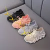 Sneakers Kleding Schoenen Nieuwe kokosnoot kinderschoenen meisjes ademende vliegende geweven schoenen in de herfst met zachte zool en net rode hardloopjongens sneakersH240307