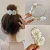 ヘアクリップファッションアクリルホワイトフラワーズミートボールヘッド女性韓国気質の女の子ヘアピンアクセサリーのための固定爪クリップ
