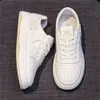 Plat à fond plat léger Small blanc pour femmes 2023 automne Nouvelle chaussures de planche en cuir Instagram de sports décontractés.
