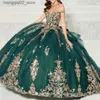 Urban Sexy Dresses Luxury Emerald Green Quinceanera Dresses Off Axel Ball Gown Corset Birthday Party Dress Gold Applique Pärlor Vestidos de 15 Q240307