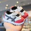 Scarpe da passeggio con suola morbida per bambini da esterno atletiche Primavera e autunno Scarpe antiscivolo e anti-calcio Scarpe sportive colorate per bambini Velcro Scarpe da uomo e da donnaH240307