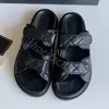 Designer tofflor toppkvalitet kvinnor sandaler kedja guld 100% kalvläder glider klassiker spänne 3a mules plattform flip kvinnor tofflor sommar mode strand sheos