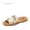 Flat Sandal Cloe Slipper Woody 2024 Letter for Women Summer Outwear New Leisure Red Sandals Bottom One Word Cross Designer Cool Pryf