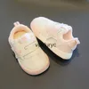 Chaussures de marche pour bébé respirantes en plein air athlétiques printemps et automne semelles souples antidérapantes petites chaussures blanches pour garçons et filles Velcro prix de chaussure unique H240307