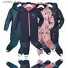 Jumpsuits Childrens Soft Shell Plus Velvet zintegrowane wiatroodporne i deszczowe kombinezony Dziecięce wodoodporne kombinezony ciepły kombinezon L240307