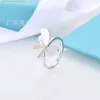 Designer Tiffanyco Ring High Edition T Family Färgglad fjärilsring med 18K True Gold Plating på White Copper for Women Steel Seal Letter Personlig mångsidig R