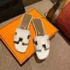 Eine 2024 Outwear Neuer echter Bodendesigner Damen Sommer Sandalen Mode Größe Slipper Wort vielseitig Oranss Leder Flat Lady H-Mop 47dy