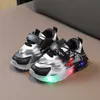 Zapatillas de deporte Zapatos de vestir 2023 Primavera y otoño Nuevos zapatos de bebé para niñas Luces LED Malla para niños Zapatos transpirables y luminosos para niños Zapatos deportivos de suela suaveH240307