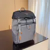 Nova mochila de designer de alta qualidade masculina e feminina mochila de moda Mochila Moda Puxar alça fecho Esmalte triângulo logotipo flip botão Abertura e fechamento Bolsa escolar