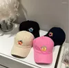 Hüte mit breiter Krempe für Damen, koreanischer Stil, Freizeit, Anti-Aging, Buchstaben, kleine Blume, bestickt, Outing-Baseballmütze, Schirmmütze, importiert aus Südkorea