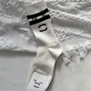 جوارب الجوارب النسائية مصممة فاخرة اللون الصلب للنساء INS Socks All-Match Mid Tube Cotton Pure Cotton