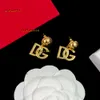 Stud Stud 2024 Nouveau conçu rétro boucles d'oreilles en laiton goujons lettres perles pendentifs plaqué or 18 carats anti-allergie femmes oreille clip concepteur bijoux cadeau boucles d'oreilles bijoux