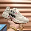 2024 Nowe designerskie buty Rhyton Buty mody Man Sneaker Men Men Beige Treners