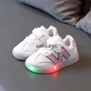 Buty sukienne Sneakers 2023 Wiosenne nowe dzieci oświetlone singiel dla dziewcząt bieganie chłopców miękki sport