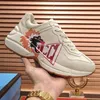 2024 Nya designer casual skor rhyton skor mode man sneaker män kvinnor beige tränare vintage chaussures damer casual läder skor utomhus mode sport sko