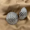 Pendientes de lujo con luz de diamante lleno de vidrio coloreado con bola redonda de nicho del diseñador, aretes de moda, aretes de sensación de alta gama para mujeres