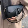 Kadın Çantası Tasarımcısı Sonbahar Yeni Tek Omuz Messenger Kişiselleştirilmiş Eyer Çantası Korean Düz Renk Edebiyat Trendi Tag Beach Bag 9333