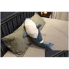 Fyllda plyschdjur 60 cm Shark Slee Pillow Travel Companion Toy Gift Söta Animal Fish Toys For Children Drop Delivery Gift Dh9l 240307