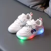 Sneakers klädskor 2023 Spring New Childrens LED Illuminerade enstaka skor för flickor som löpar skor för pojkar mjuka suliga upplysta sportskor för barnh240307