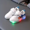 Sneakers klädskor 2023 Spring New Childrens LED Illuminerade enstaka skor för flickor som löpar skor för pojkar mjuka suliga upplysta sportskor för barnh240307