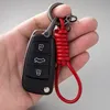 Ankomst Handgjorda vintage Designer Keyring Leather Key Chains för Mens Car Auto KeyFob Promotional Present till salu 240301