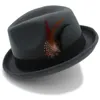 Stingy Brim Hats Kvinnor Män Feminino Felt fedora hatt för Lady Winter Autumn Wool Roll Up Homburg Jazz Feather1276n