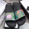 Sandały designerskie kapcie Paris nowe gumowe slajdy Sandały Kwiat Brocadę Kobiety mężczyzn Mężczyźni Płaskie dna Flip Flip Flops Damskie Kapcie mody w paski na plaży