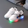 Sneakers klädskor 2023 Spring New Childrens LED Illuminerade enstaka skor för flickor som löpar skor för pojkar mjuka suliga upplysta sportskor för barnh240307