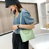 Axelväskor pu läderväska med kedja casual koreansk stil bärbar brev hink handväska crossbody flickor