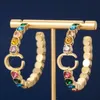 Les boucles d'oreilles en diamant colorées à double lettre en G montrent des boucles d'oreille Baroque rétro exagérées