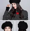 Kobiety czarny biały czerwony berety kapelusz moda solidna wełna wełniana z kobietami francuska artystka Beanie Beret Warm Cap 240229