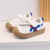 Athletic Outdoor Soft Soled Male Toddler Shoes Color Blocking Anti Kick Baby Shoes på hösten och vinter andas in kvinnliga barnskor Velcroh240307