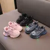 Sneakers Kleid Schuhe 2023 Frühling und Herbst Neue Mädchen Papa Schuhe mit LED-Leuchten für Jungen Mesh Atmungsaktive und leuchtende Kinderschuhe Weiche Sohle SportschuheH240307