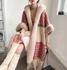 Women039s Cape Plaid Poncho Vrouwen Kwastje Sjaal Mantel Jas Grote Bontkraag Kerst Kleding Plus Fluwelen Dikke Cape Femme hooded 3427984