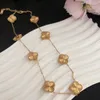 Joyería de diseño Collares de trébol de 4/cuatro hojas de lujo Charm Diamond Collar chapado en oro de 18 quilates Colgante de flor para mujeres vogues Niñas Regalos de compromiso de San Valentín