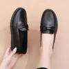 Printemps et automne chaussures pour mères chaussures simples antidérapantes à semelle souple chaussures antidérapantes confortables pour femmes d'âge moyen et âgées chaussures de travail en cuir noir d'âge moyen