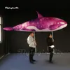 Maravilhoso desfile segurando inflável baleia assassina fantoche andando explodir balão animal do mar dos desenhos animados para evento mostrar