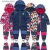 Jumpsuits Childrens Soft Shell Plus Velvet zintegrowane wiatroodporne i deszczowe kombinezony Dziecięce wodoodporne kombinezony ciepły kombinezon L240307