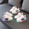 Buty sukienne Sukienki 2023 Wiosna i jesień nowe dziewczyny swobodny miękki Sole Luminesscent Boys Sports Childrens Little White Shoesh24030799