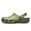 Croc Clog Classic Designer Sandaler Summer Beach Waterproof Bild vuxna barn svarta vita orange män kvinnor tofflor ammande inomhus skor gratis fraktsko dhgate