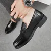 Freizeitschuhe Frühling und Herbst schwarze Loafer Herren Slip-On geschnitztes Leder Mode Business Designer