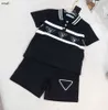 Brand Baby TrackSuits T-Shirt Zestaw dla dzieci Designer Ubrania Rozmiar 90-150 cm Dwuczęściowy zestaw geometryczny logo koszula polo i koronkowe szorty 24MAR