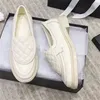 Sapatos de desenhista senhora vestido de couro real sapato bordado confortável mulheres mocassins plataforma mulas slip-on mocassins únicos sapatos fivela de ouro preto branco