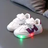 Buty sukienne Sneakers 2023 Wiosenne nowe dzieci oświetlone singiel dla dziewcząt bieganie chłopców miękki sport