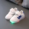 Scarpe da ginnastica eleganti 2023 Primavera e autunno Nuove ragazze Casual Suola morbida Luminescente Ragazzi Sportivi per bambini Piccole scarpe biancheH24030799