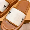 Hochwertige Designer-Hausschuhe und -Sandalen Diashow klassische und modische Sommer-Strandhausschuhe für Mädchen mit flachem Boden, weiche und bequeme Gummihausschuhe 01