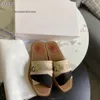 Roman para sandálias carta designer novo woody wear sandália flop chinelo mulheres chlloe moda 2024 praia uma palavra versátil flip flat bottomed h40z