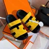 Sandaler tofflor Klassiska strandplatta sandaler Lyxiga sommar- och kvinnors läderflip flops Bekväma och mångsidiga strandsandaler