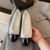 Moda de luxo sapatilhas sapatos clássicos femininos básicos de couro tweed pano de duas cores costura arco cabeça redonda sapatos casuais tênis femininos nus sapatos de pescador